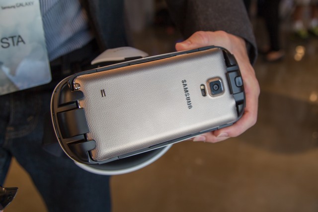 How the Galaxy Note 4 plugs into a prototype version of the Gear VR.