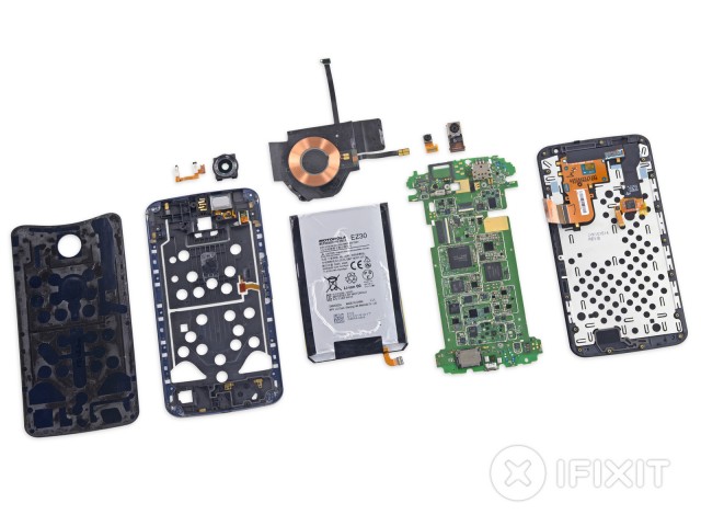 There are surprisingly few pieces inside the Nexus 6's large frame.