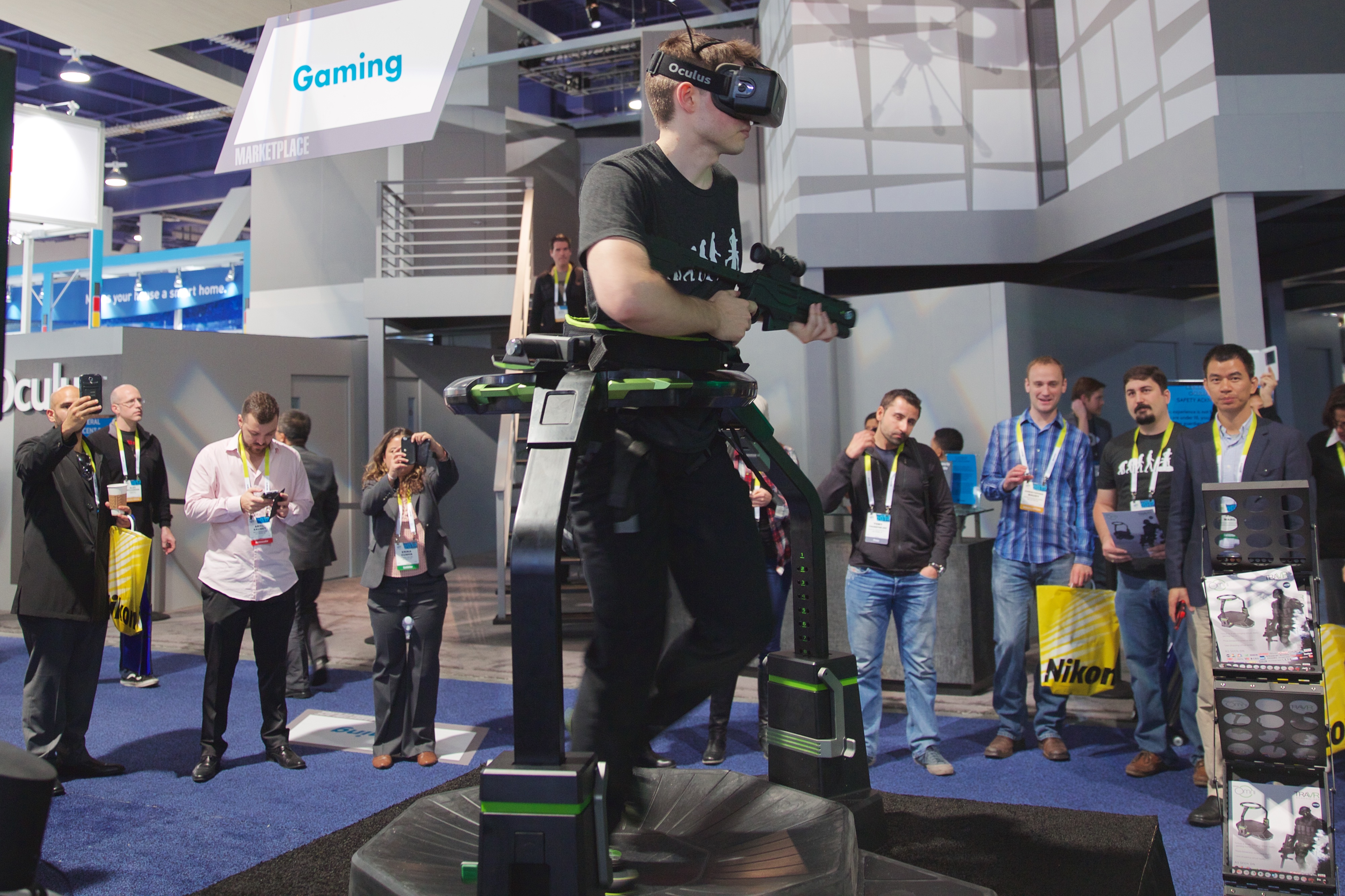 mikrofon uformel Skinne The Virtuix Omni VR treadmill made us all hot and sweaty | Ars Technica