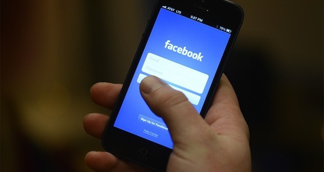 Facebook mulls standalone camera app to keep users from wandering