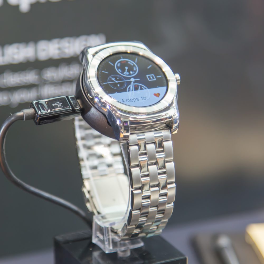 Hands on with two LG Watch Urbane models One promising one not so promising Ars Technica