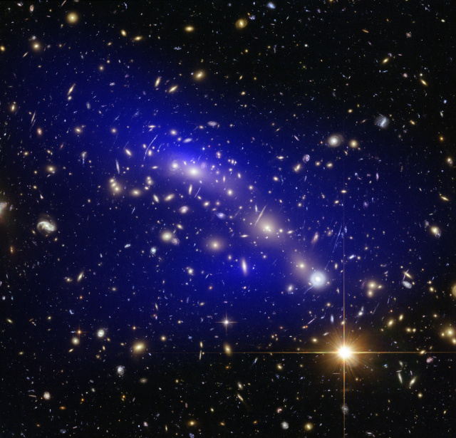 An image of the galaxy cluster MACS J0416.1–2403 with dark matter overlaid in blue.
