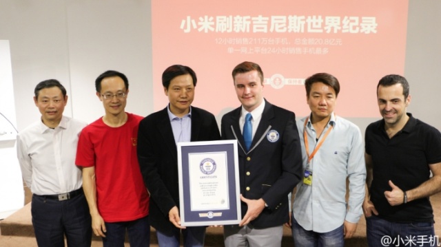 Xiaomi execs pose with a Guinness official.