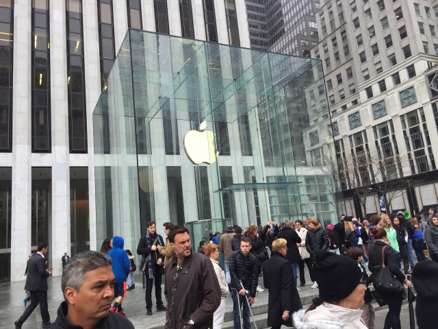 Apple's flagship Fifth Avenue store offers Edition demos. Most other stores in the area don't.