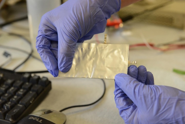 Flexible aluminum battery charges fast, stable for over 7,000 cycles
