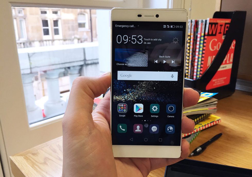 The Huawei P8, in hand.