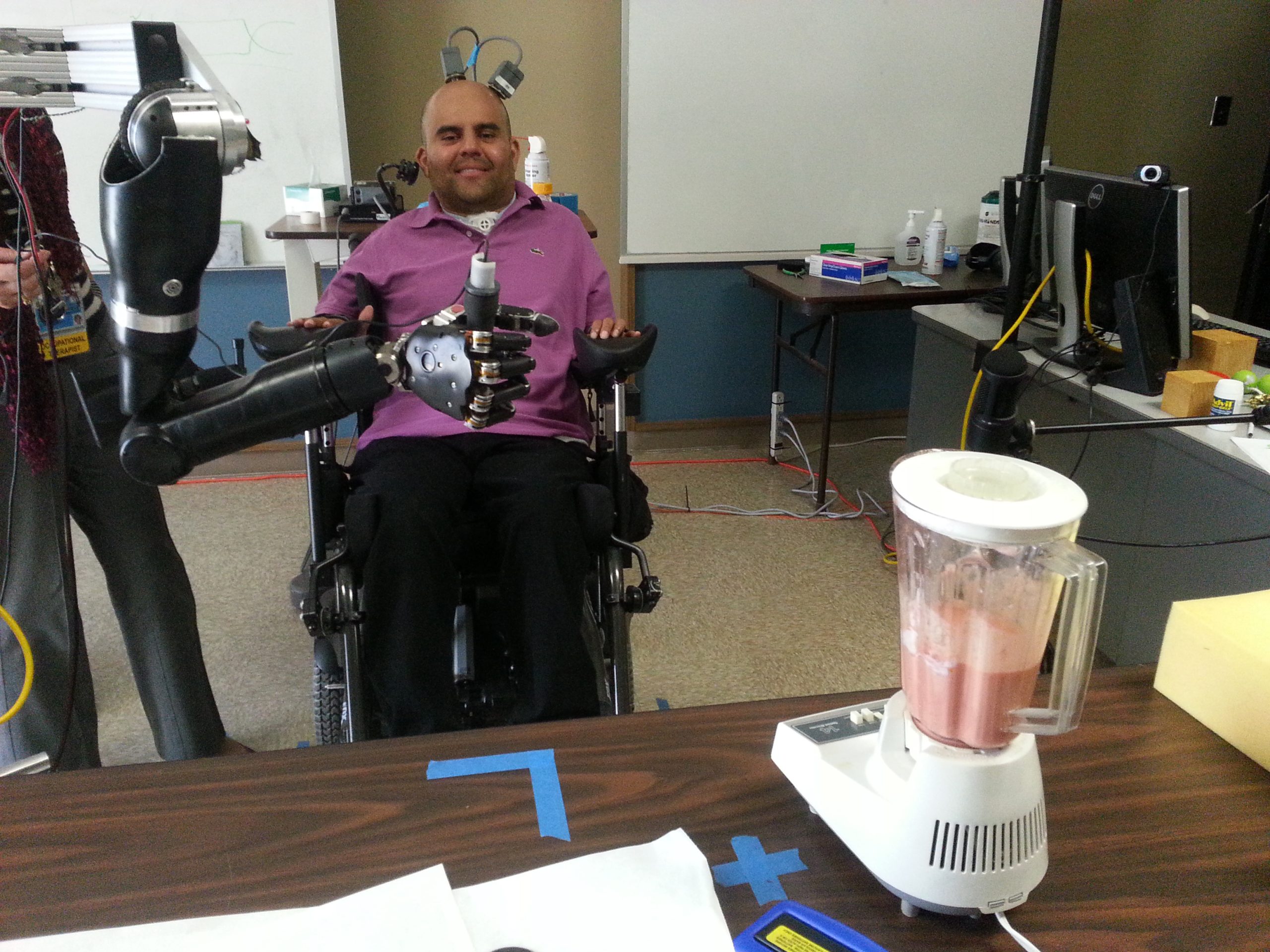 New neural implant reads a person’s intentions to control robotic arm ...