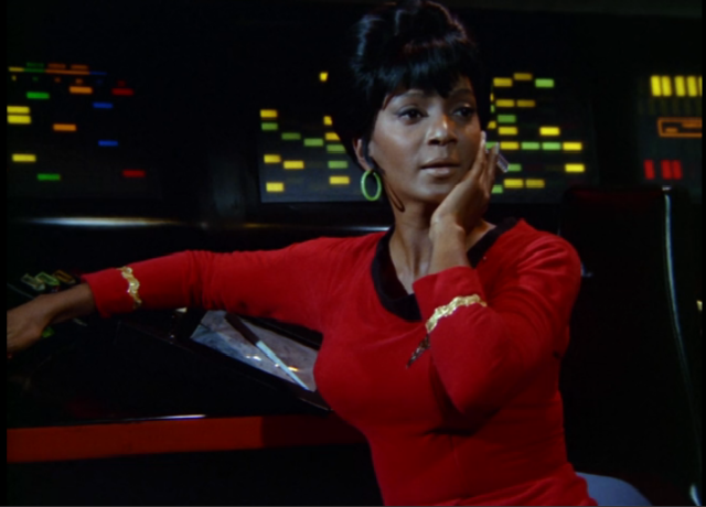 Nichelle Nichols สร้างประวัติศาสตร์ทางทีวีด้วยการแสดงภาพ Nyota Uhura ใน <em>Star Trek: the Original Series</em>