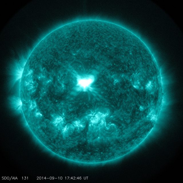 Una llamarada solar X1.6 parpadea en medio del sol el 10 de septiembre de 2014.