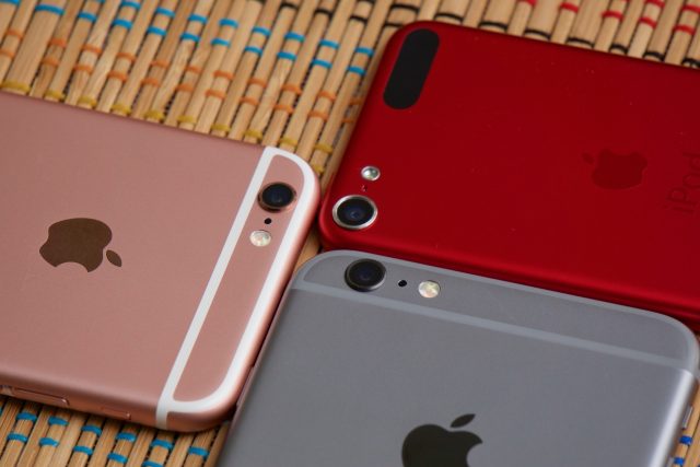 The iPhone 6S and 6S Plus and the sixth-generation iPod Touch were all introduced in Q4.