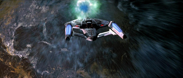 El Enterprise, atrapado tras un vórtice temporal, es testigo de la Tierra, asimilada hace mucho tiempo, en la línea de tiempo alterada. 