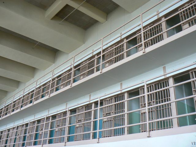 Software bug granted early release to more than 3,200 US prisoners