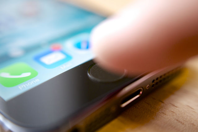 Apple: Dear judge, please tell us if gov’t can compel us to unlock an iPhone