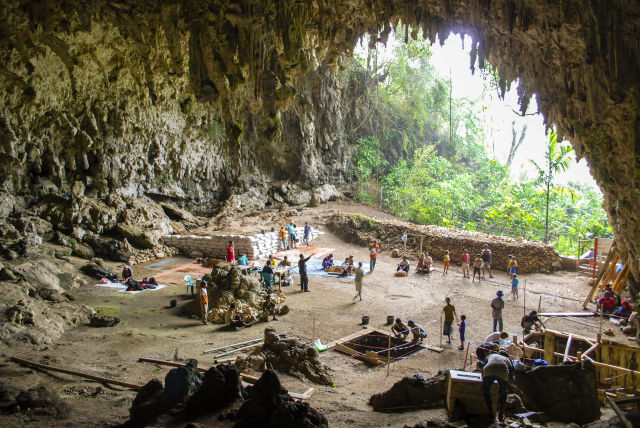 Liang Bua, de kalksteengrot op het Indonesische eiland Flores waar de <em>H. floresiensis</em> remains were found.”/><figcaption class=
