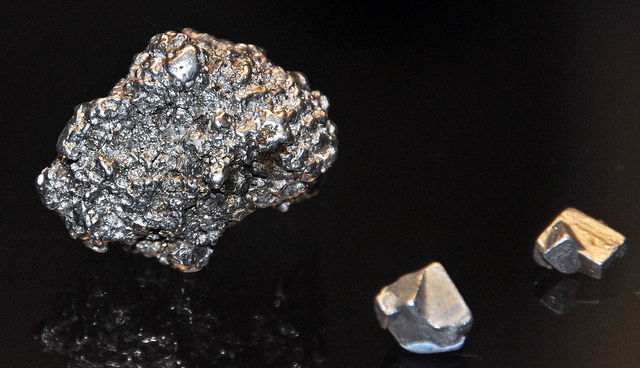 Platinum mass & well-formed crystals from Russia. (public display, Carnegie Museum of Natural History, Pittsburgh, Pennsylvania, USA).