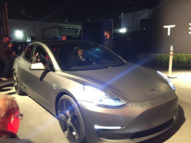 Eventually, Ars got a quick 2-minute ride in the Model 3 pre-production prototype. 