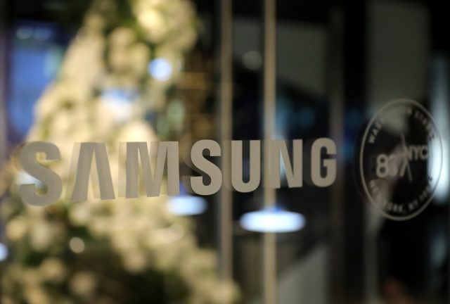 photo of South Korean prosecutors seek arrest of head of Samsung in corruption scandal image