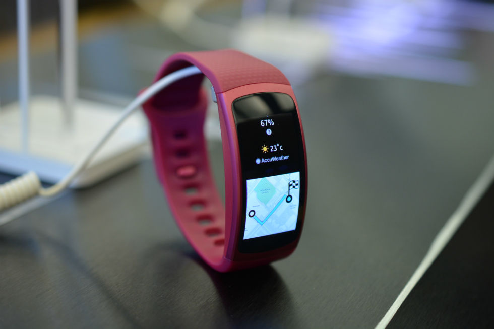 ild personale affældige Samsung splurges on GPS in new Gear Fit 2 fitness watch | Ars Technica
