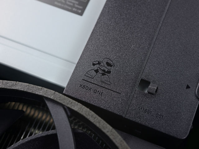 Master Chief awaits you on the Xbox One S disc tray.