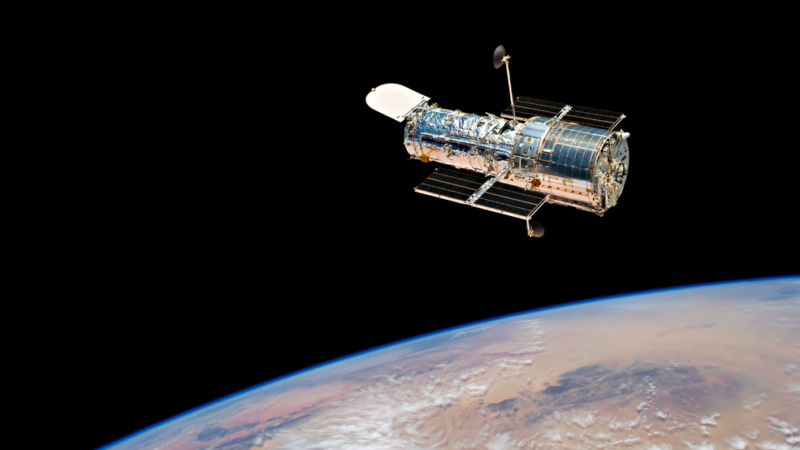 Hubble Uzay Teleskobu Dünya'nın üzerinde, STS-125, Hizmet Görevi 4, Mayıs 2009 sırasında görüntülendi.