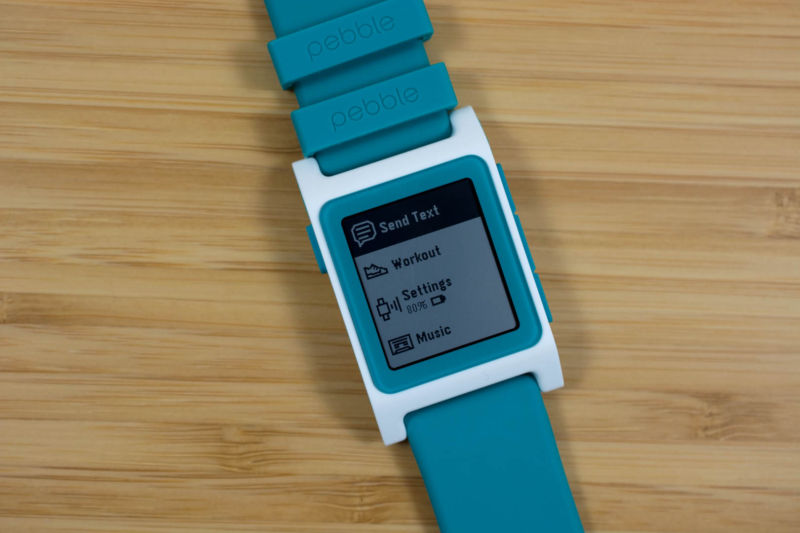 Los relojes inteligentes de tinta electrónica de Pebble, como el Pebble 2 HR que se muestra aquí, ahora pueden funcionar en teléfonos Android de 64 bits como el Pixel 7, luego de una sorprendente actualización oficial de la aplicación de Google.