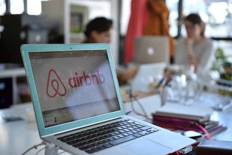 NY governor approves fines for some rental ads—hours later, Airbnb sues