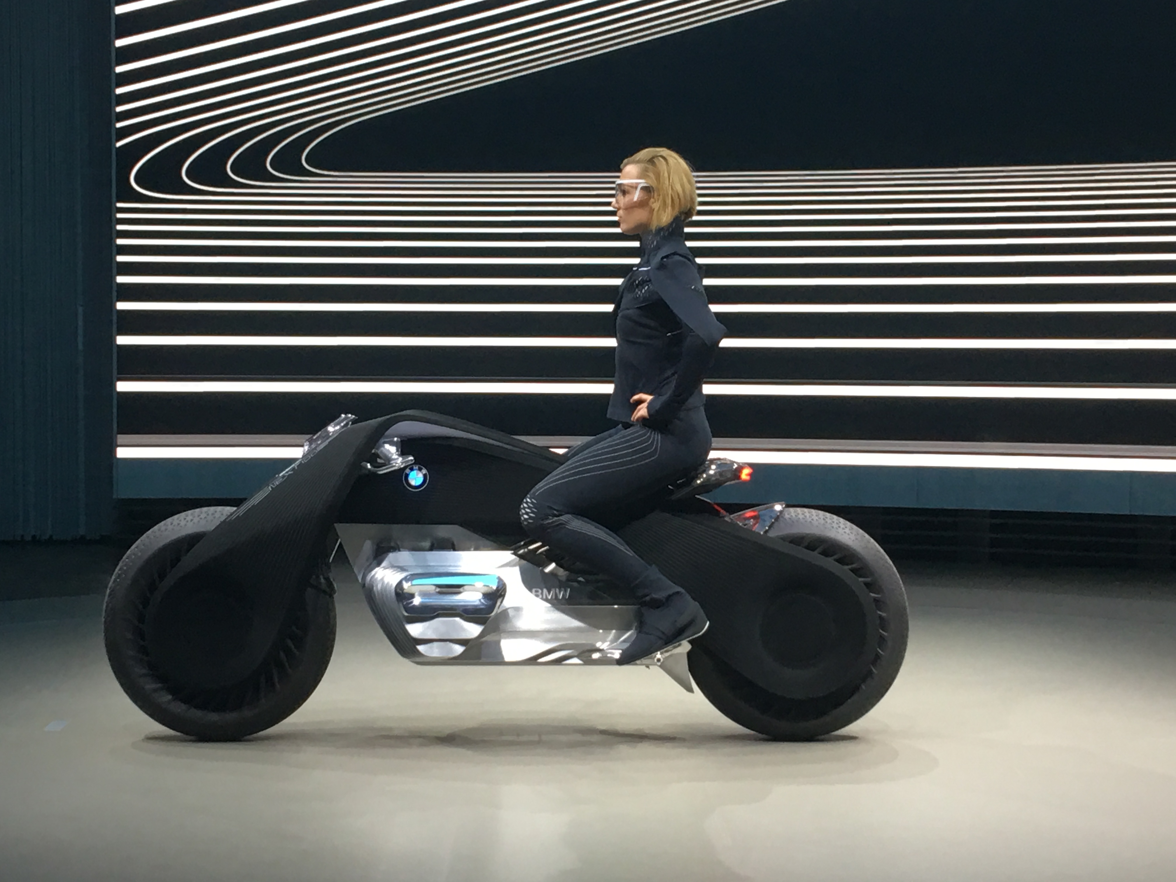 Электромотоцикл BMW Vision Next 100 (трицикл) — BQD-6288 белый