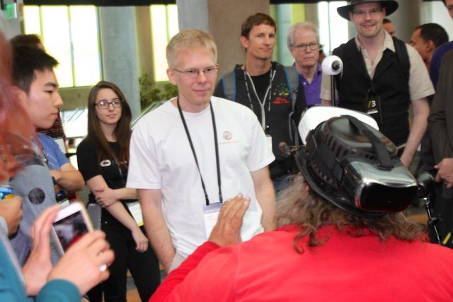 CTO Oculus John Carmack tidak dapat masuk ke ruang konferensi Oculus Connect 2016 tanpa diserang oleh penonton.  Dia senang mengadakan sesi tanya jawab dadakan yang panjang.