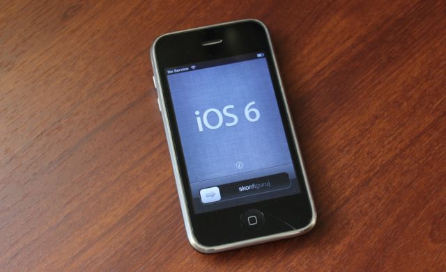 A battle-tested iPhone 3GS running iOS 6, the last major iOS update the phone received and the last one to use the old Scott Forstall-era iOS design language.