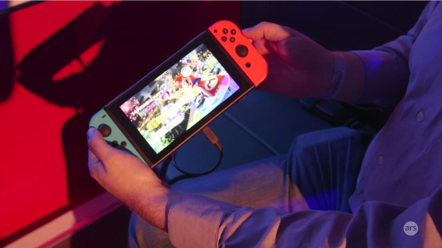 Kyle Orland D'Ars Essaie La Nintendo Switch En Mode Portable.