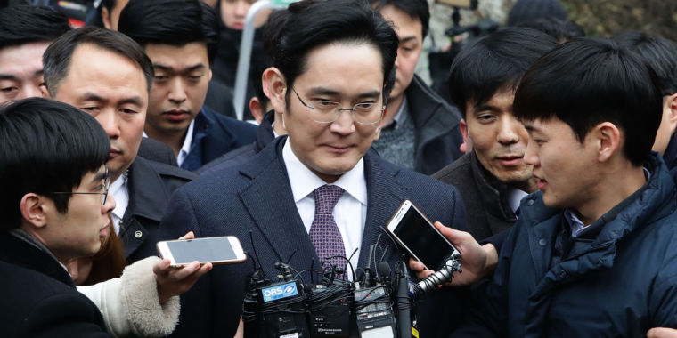 삼성 CEO, 뇌물 수수 혐의로 30 개월 징역형