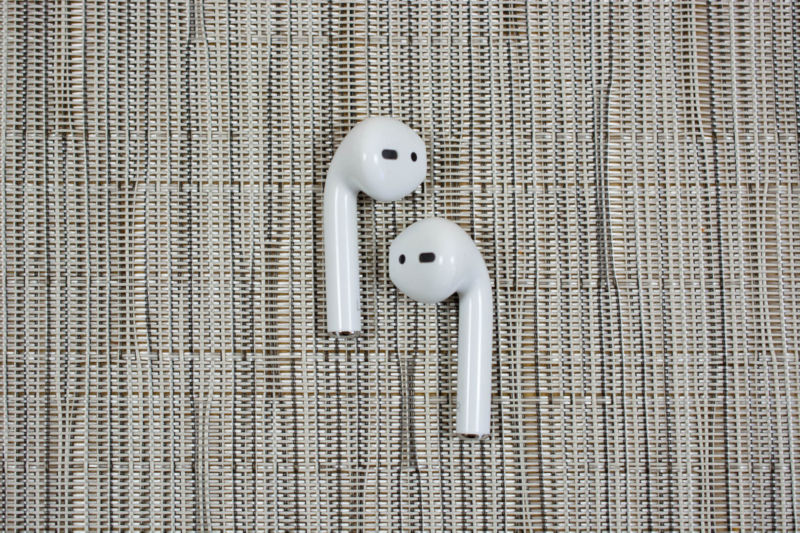 Apple noise best sale cancelling earbuds