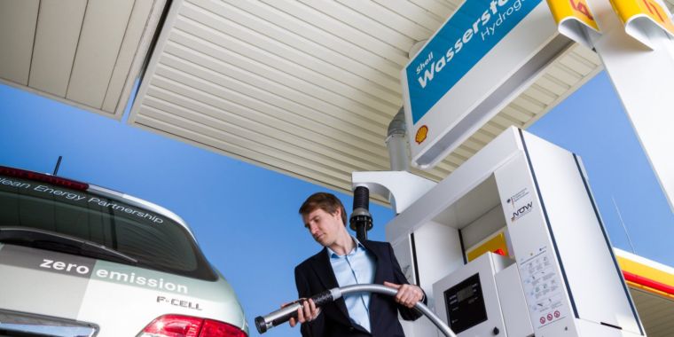 photo of Toyota and Shell could build 7 hydrogen refueling stations in California image