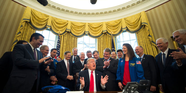 President Trump signs NASA advisory bill, says it's “about jobs” - Ars Technica