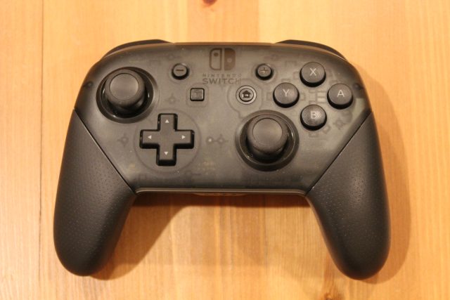 Controlerul Nintendo Switch Pro.