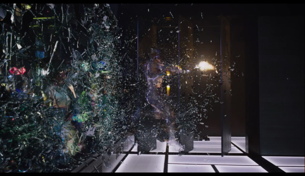 The shattering and rippling of this glass wall looks quite awesome in action, especially the way it reflects off of Major's live-camo bodysuit.