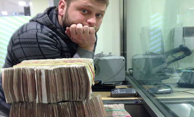 Images of Seleznev with stacks of cash were found on his laptop following his 2014 arrest in the Maldives.