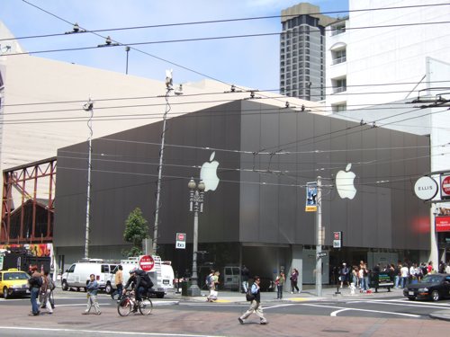 photo of June 29, 2007: Waiting at the San Francisco and Cincinnati Apple Stores on iDay image