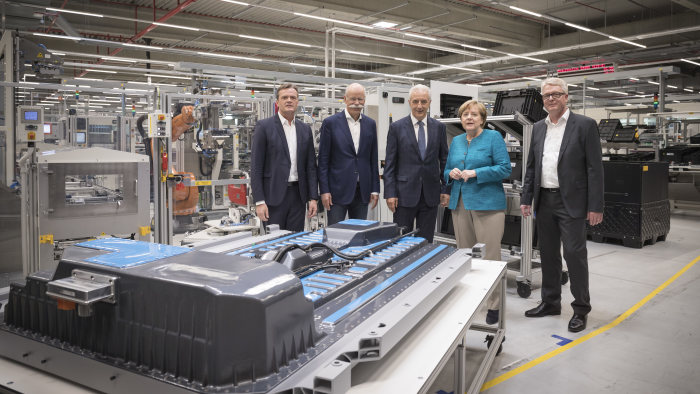 Federal Chancellor Dr. Angela Merkel in a conversation with Dieter Zetsche (Chairman of the Board of Management of Daimler AG and Head of Mercedes-Benz Cars) and others.