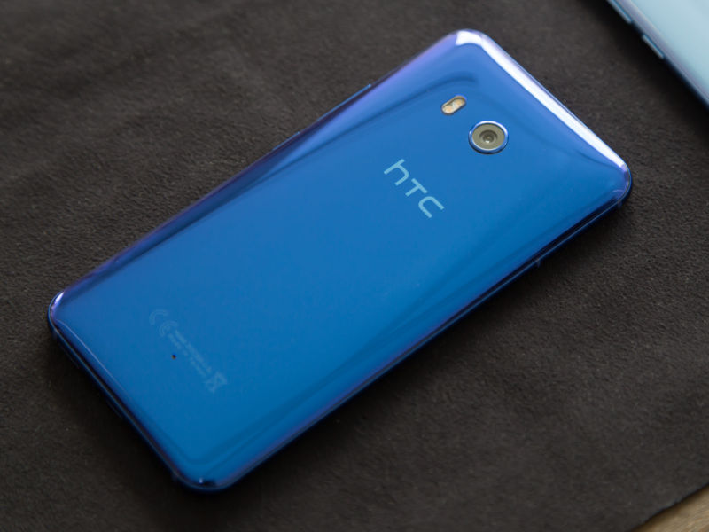 The all-glass back of the HTC U11.