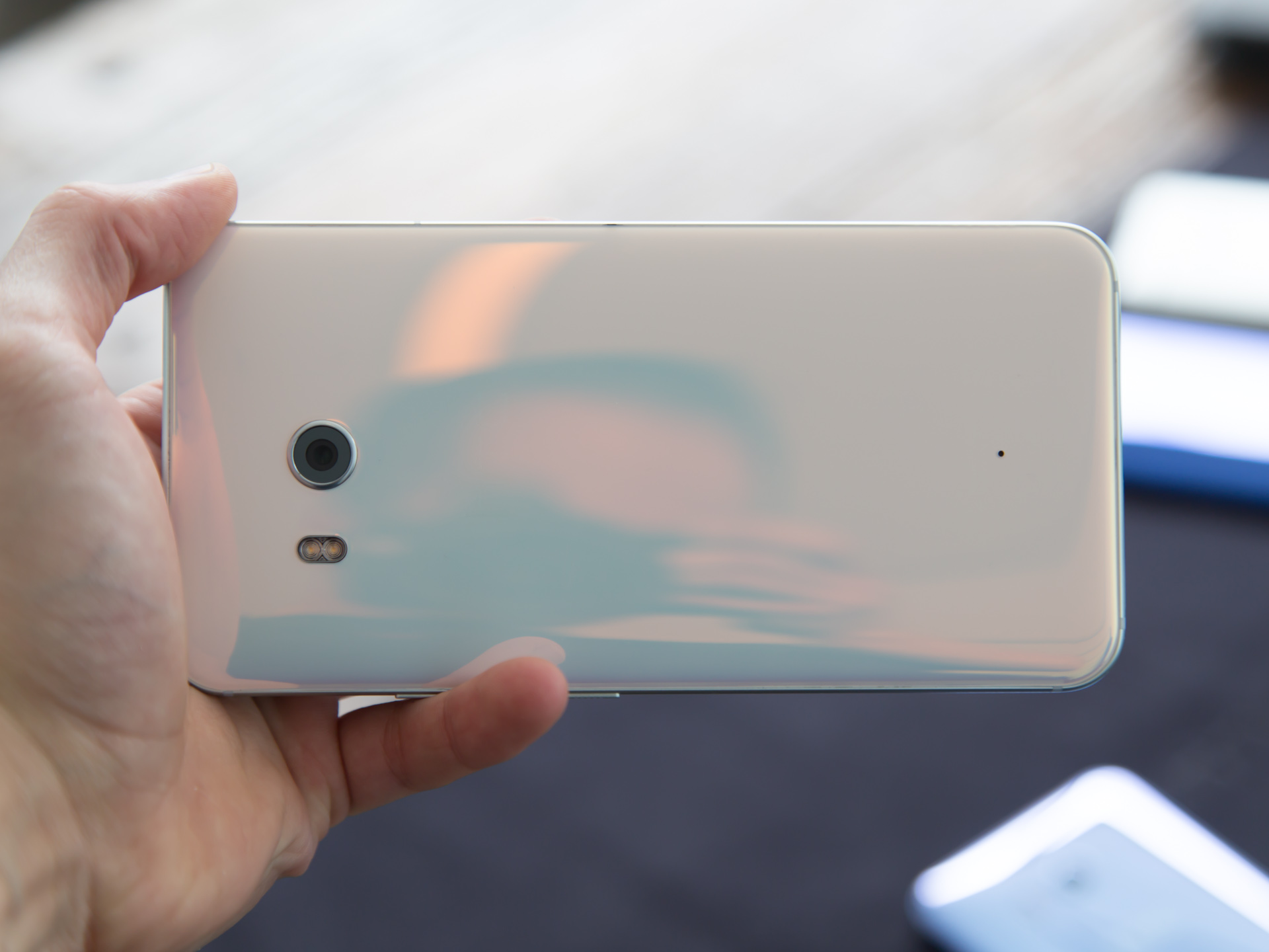 HTC - HTC U11 アイスホワイト HTC U11 hands-on—A squeezable, all-glass device with dual