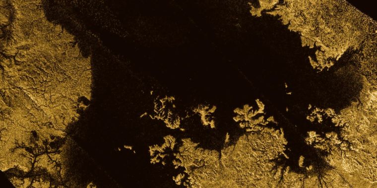 Titan, der Saturnmond, hat Strände, die von Wellen geformt zu sein scheinen