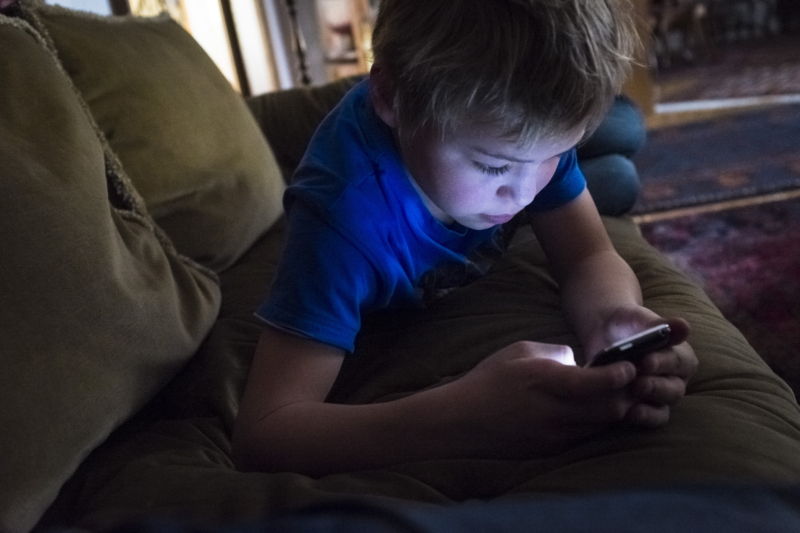 Colorado dad gives sons smartphones, regrets it, now wants to ban preteen use