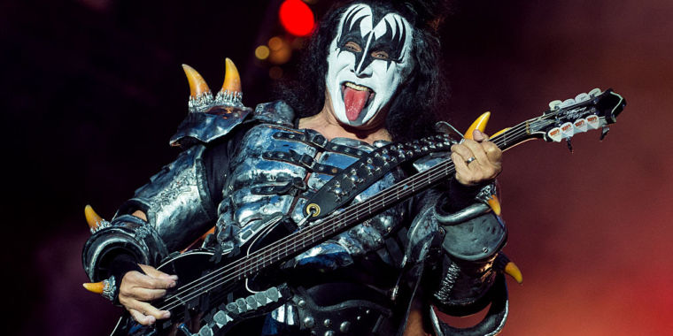 Kiss singer wants to trademark “devil horns” rock and roll sign ...