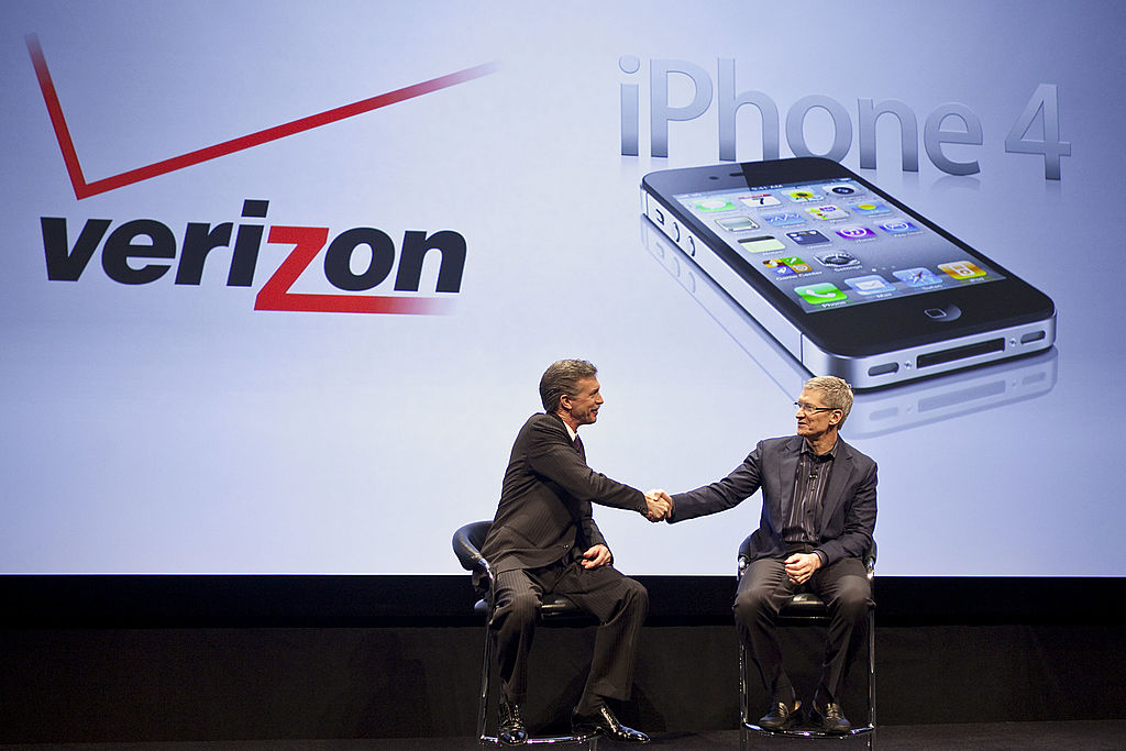 Then-CEO Dan Mead of Verizon Wireless shakes hands with Apple's Tim Cook at the Verizon iPhone announcement in January 2011 in New York. 