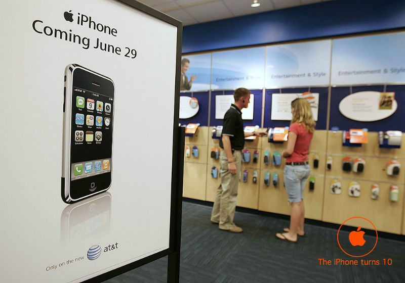 Une affiche annonce l'arrivée de l'iPhone d'Apple au magasin AT & T à Orem, dans l'Utah, le lundi 18 juin 2007.