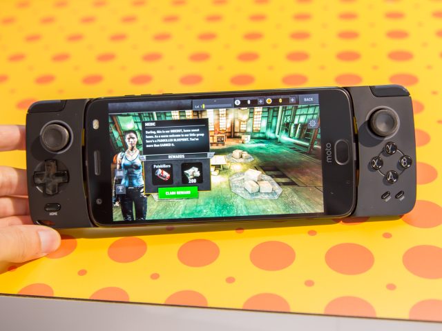 Moto GamePad adds a snap-on game controller to the Moto Z - CNET