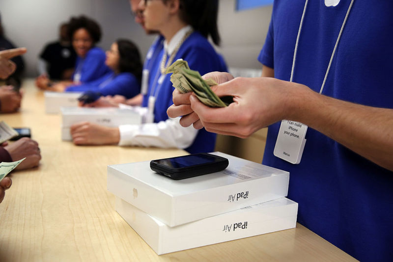 Wisconsin Alumni Research Foundation will be able to collect more than $500 million in royalties on Apple products that used the A7, A8, and A8X chips. That includes the iPad Air, pictured here in 2013. 