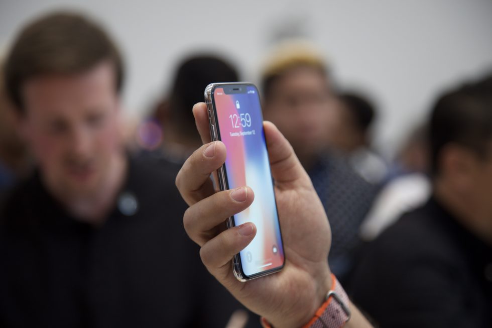 FCC chief Ajit Pai wants Apple to stop disabling FM radio chips in ...