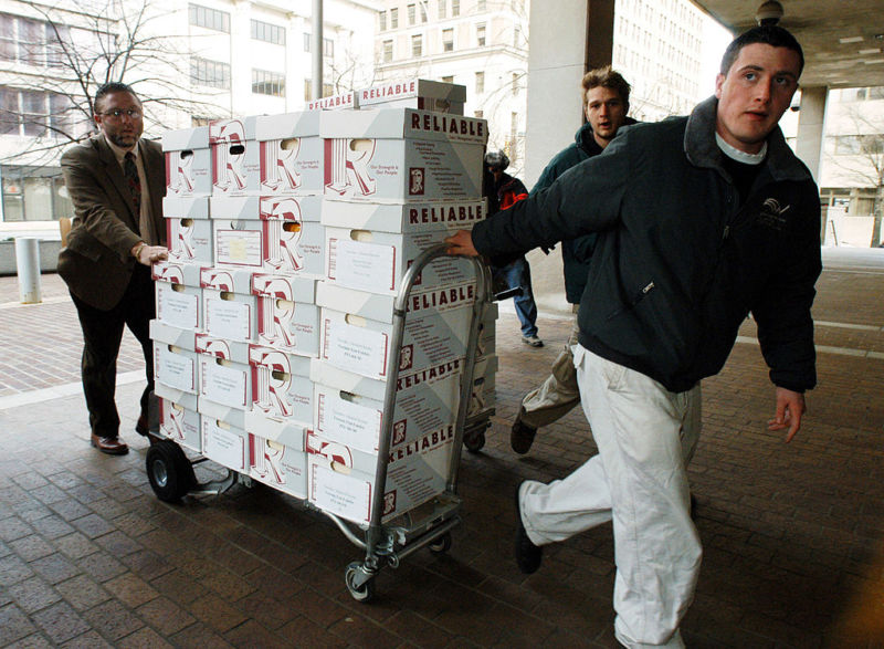 Documents being hauled into the federal courthouse in Wilmington, Delaware, in 2004. Delaware looks to become the top venue for US patent disputes following the Supreme Court's decision in <em>TC Heartland</em>.